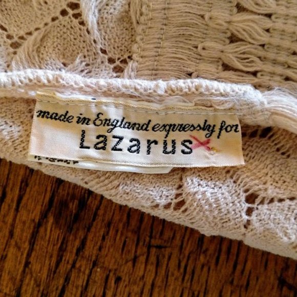 Vintage or Antique knitted Shawl Made in England for Lazarus - Picture 2 of 3